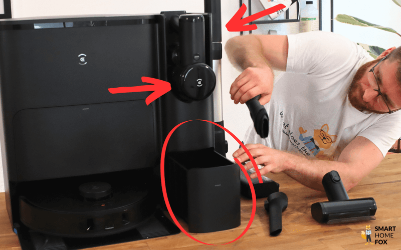 Der Saugroboter und der Akkusauger sind and der ECOVACS DEEBOT T30S COMBO COMPLETE Service Station zu sehen